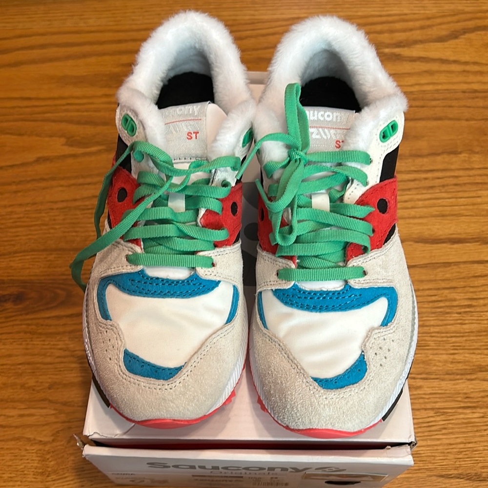 Brand new Saucony Azura Ski Jacket sneakers. Size 6 men’s/kids. Fits women’s 8.